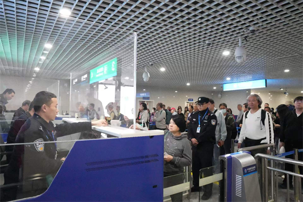 恩施边检站高效保障恩施口岸新年首条国际（地区）航线复航