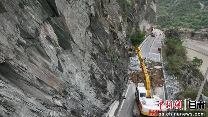 陇南碧口深山养路记：脚下是路，肩上是责