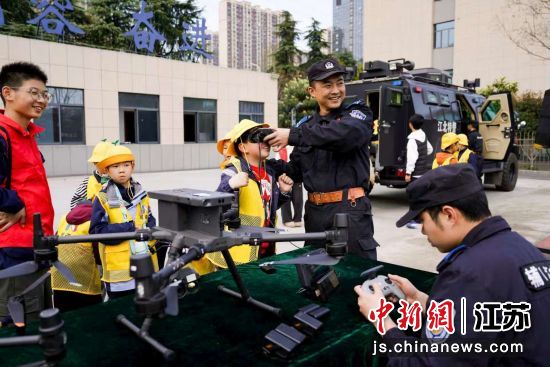 特警队员向学生展示警用装备。南京市公安局江北新区分局 供图