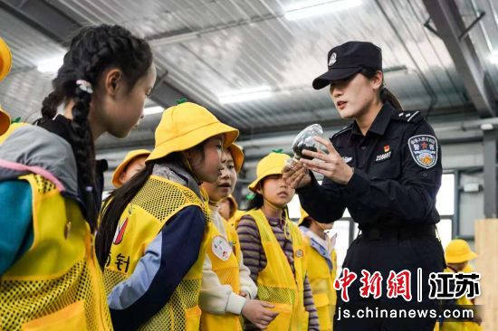 民警耐心解答孩子们的提问。南京市公安局江北新区分局 供图