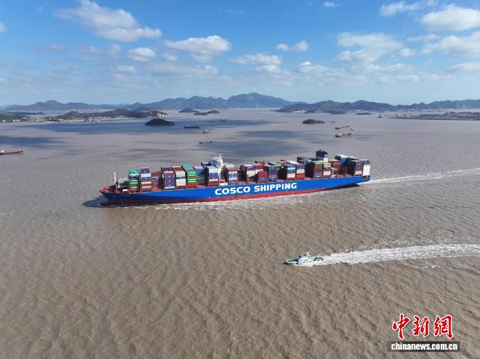 宁波舟山港迎“双通道”时代 全球最大等级集装箱船成功通航