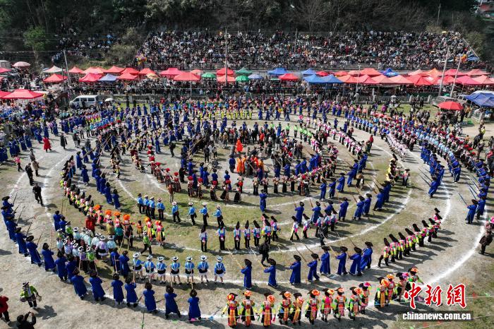 （新春走基层）贵州龙里：苗族“跳洞”闹新春