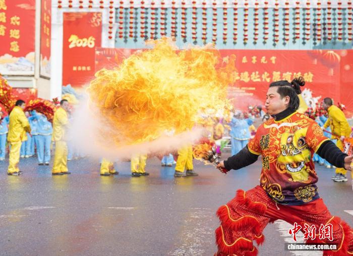 （新春走基层）新疆昌吉州：非遗社火闹元宵 机器人参与演出