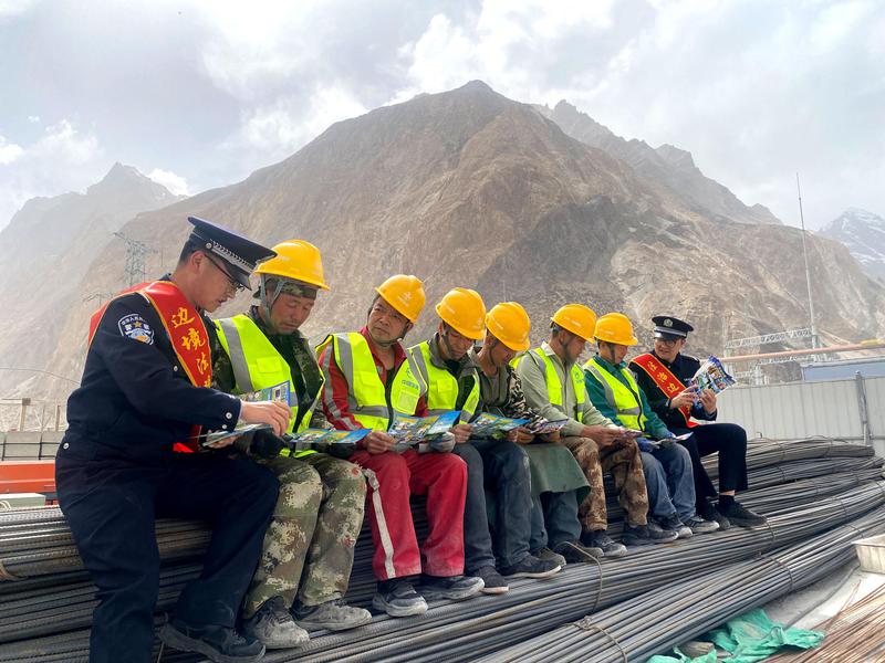 普法润边关 守土筑防线 —— 破城子边境检查站深入施工一线开展边防政策法规宣传