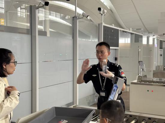 立足安检岗位 践行绿色理念——乌鲁木齐国际机场分公司安全检查总站开展世界地球日环保宣传活动