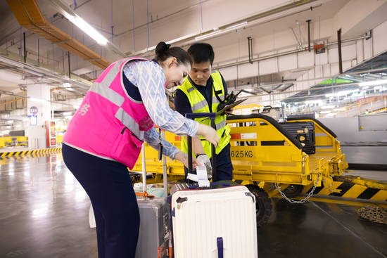 新疆19个支线机场与乌鲁木齐天山国际机场实现“一票到底、行李直挂”服务