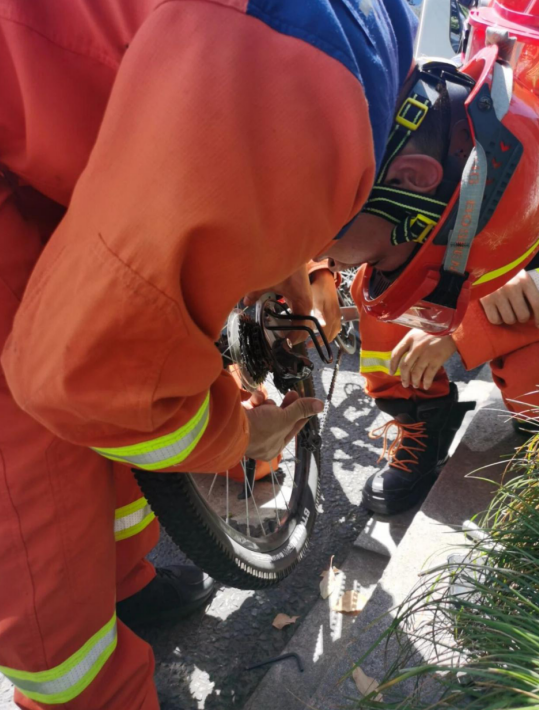 杭州消防员帮女子修车后被“投诉”，结果又惊又喜，时隔几个月后他们兑现承诺