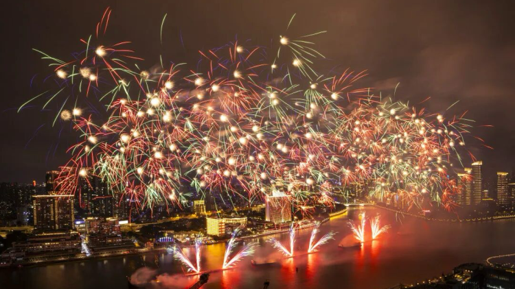 烟花骏跃长空！王老吉以“吉文化”点亮马年春节
