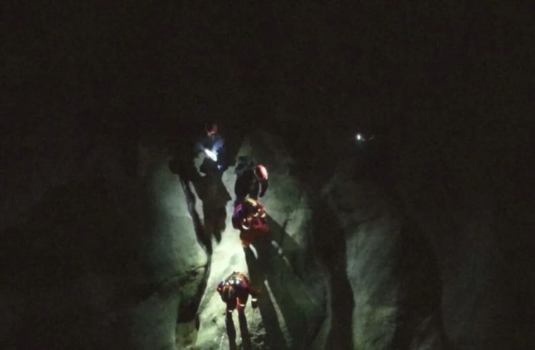 浙江一家三口大年初一被困悬崖，8岁女童体温持续下降，情况危急，特警联合消防耗时6小时成功营救