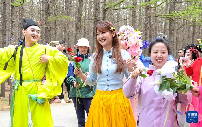 　　这是5月1日在呼和浩特市武川县哈达门森林公园内拍摄的古装巡游活动。新华社记者 彭源 摄