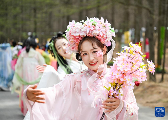 　　这是5月1日在呼和浩特市武川县哈达门森林公园内拍摄的古装巡游活动。新华社记者 彭源 摄
