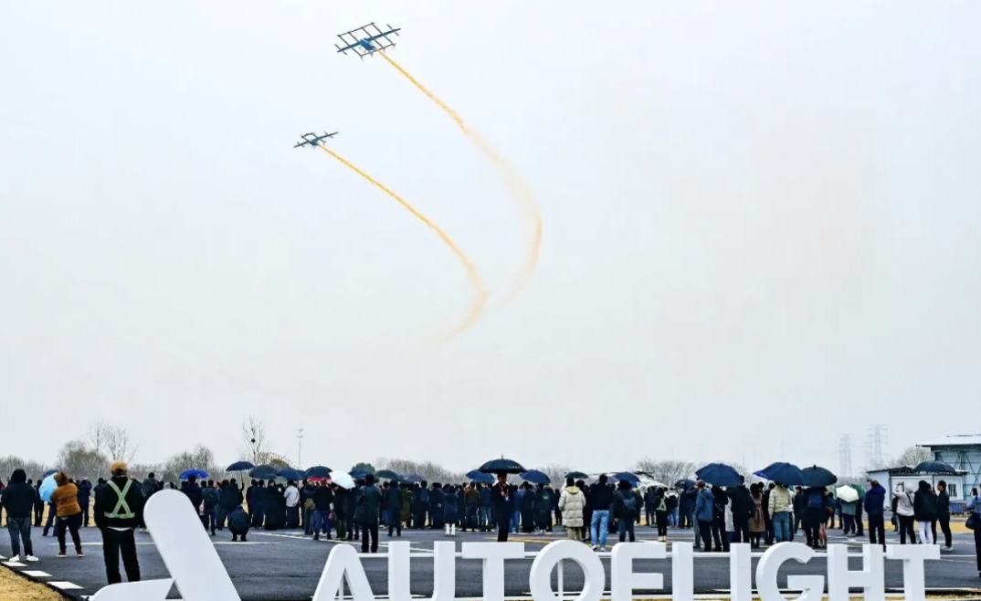 全球首款 5 吨级 eVTOL“峰飞航空 V5000 天际龙”正式亮相，成功在苏州昆山基地完成转换飞行