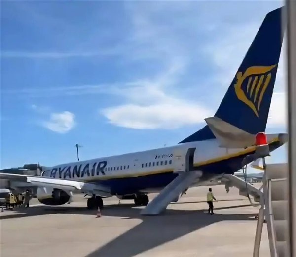 乘客手机在机舱内爆炸起火 一波音737客机刚落地就全员滑梯撤离