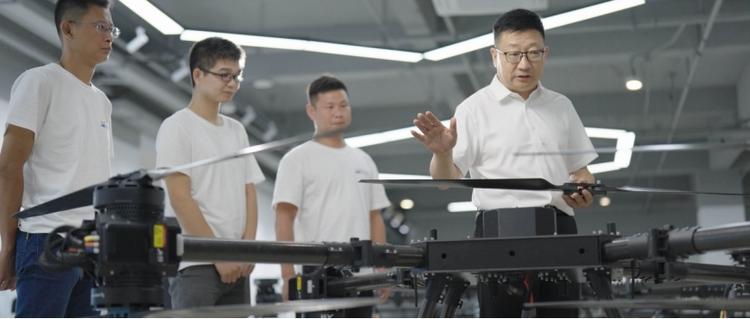 云翔董事长陈刚（右一）