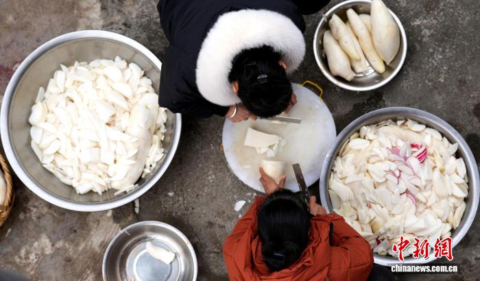 广西三江侗乡年猪刨汤宴火热开席