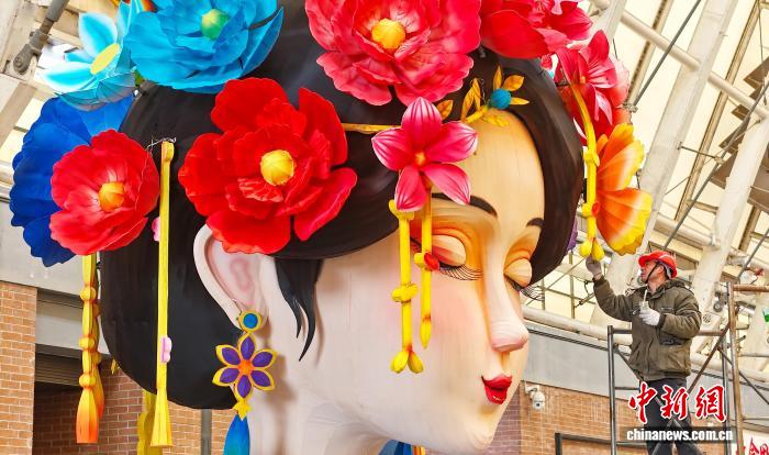 山东青岛：彩灯工匠赶制花灯迎新春
