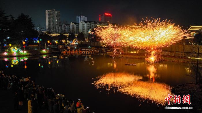 （新春走基层）湖北荆州：新春三国灯会点亮古城