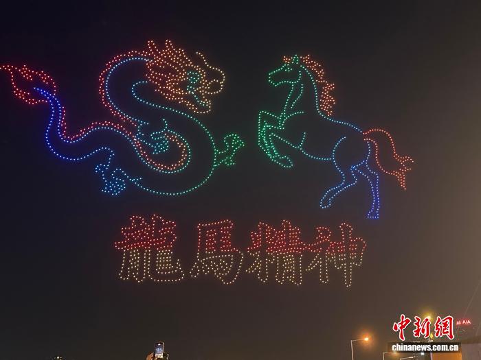 （新春见闻）维港夜空光影流转 2026架无人机书写香港浪漫新春