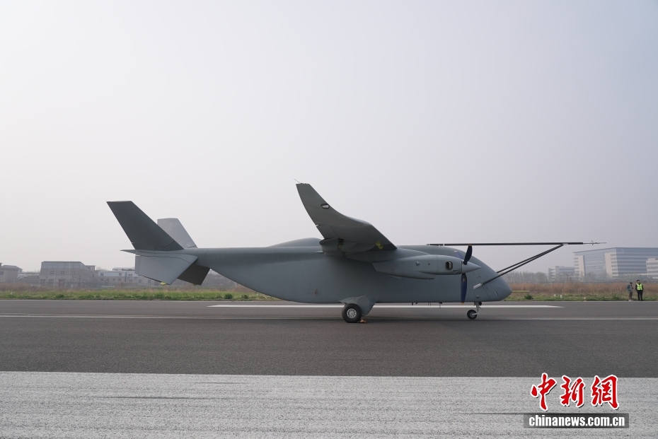 中国首款7吨级运投无人机长鹰-8在河南郑州首飞