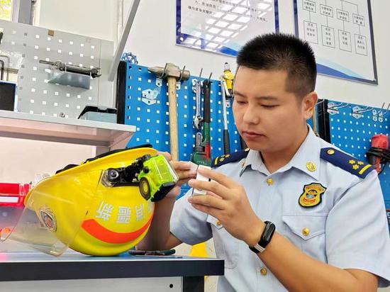 于建琨正在调试图传头盔。（图片由本人提供）
