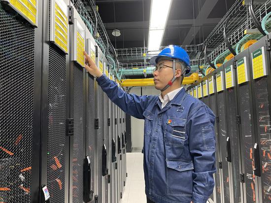 李凯在信息机房检查设备运行情况。杨浩宇 摄