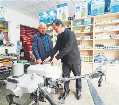 春耕时节，记者再访贵州贵阳乌当区马场村—— 老杨农资店满满科技感（春耕里的新质生产力）