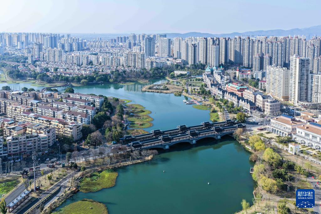 湖南常德：一水柔蓝 烟火两岸