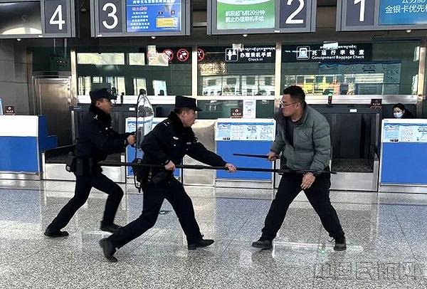 青海果洛机场联合公安开展刀斧砍杀应急演练