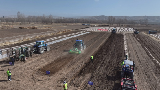 天祝：田间课堂学技忙 智能农机助春耕