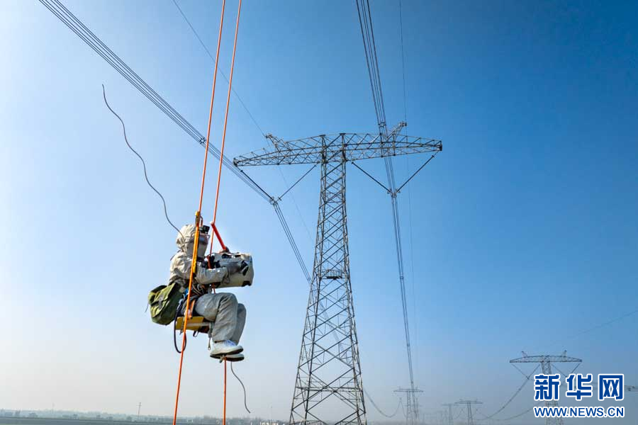 湖北荆州：精准实施“高空手术” 护航特高压“大动脉”