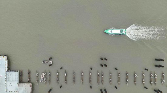 无人机协同船舶开展执法。 上海海警局供图