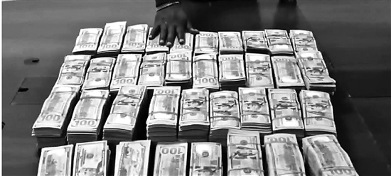 行李箱中发现大量成捆美元现钞
