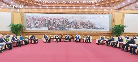 Li Qiang partecipa all'incontro di Capodanno cinese con esperti stranieri