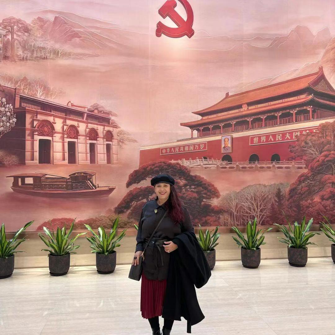 China em Dois Tempos: Do alto-falante ao robô — quando o algoritmo assume a esquina e o kung fu vira engenharia