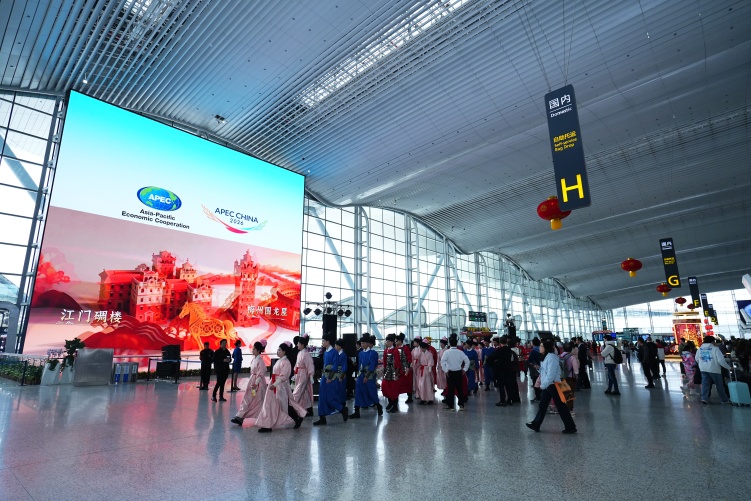 全球最大航站楼裸眼3D大屏点亮