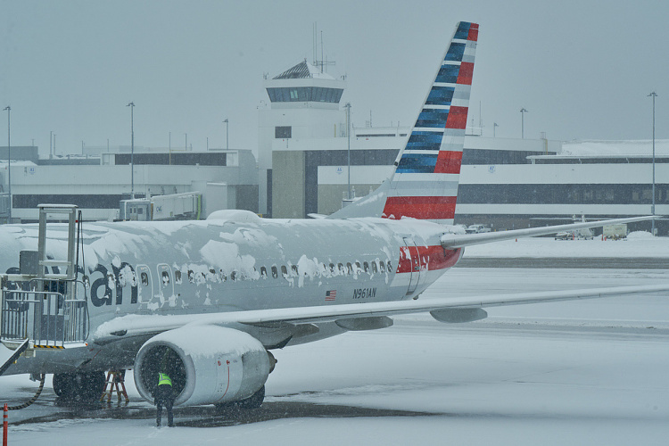 受冬季风暴影响 美国数千架次航班被取消