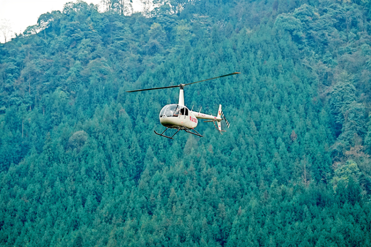 入选全省首批低空飞行试点 眉山洪雅低空经济蓄势高飞_fororder_瓦屋山观光直升机正在运行。肖蒙-摄