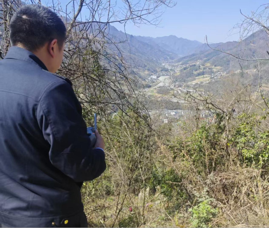 图为工作人员操作无人机。高观镇供图