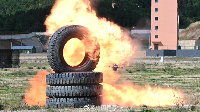 直击武警云南总队山地战术协同训练