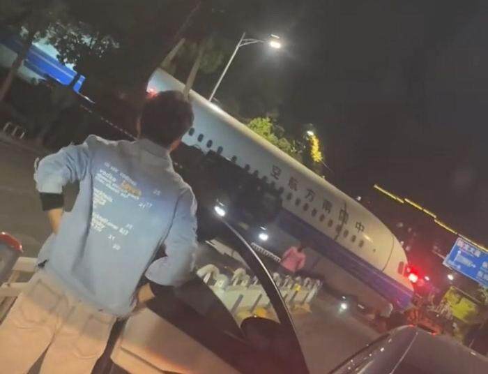 “天河机场飞机冲上街头”？官方回应来了