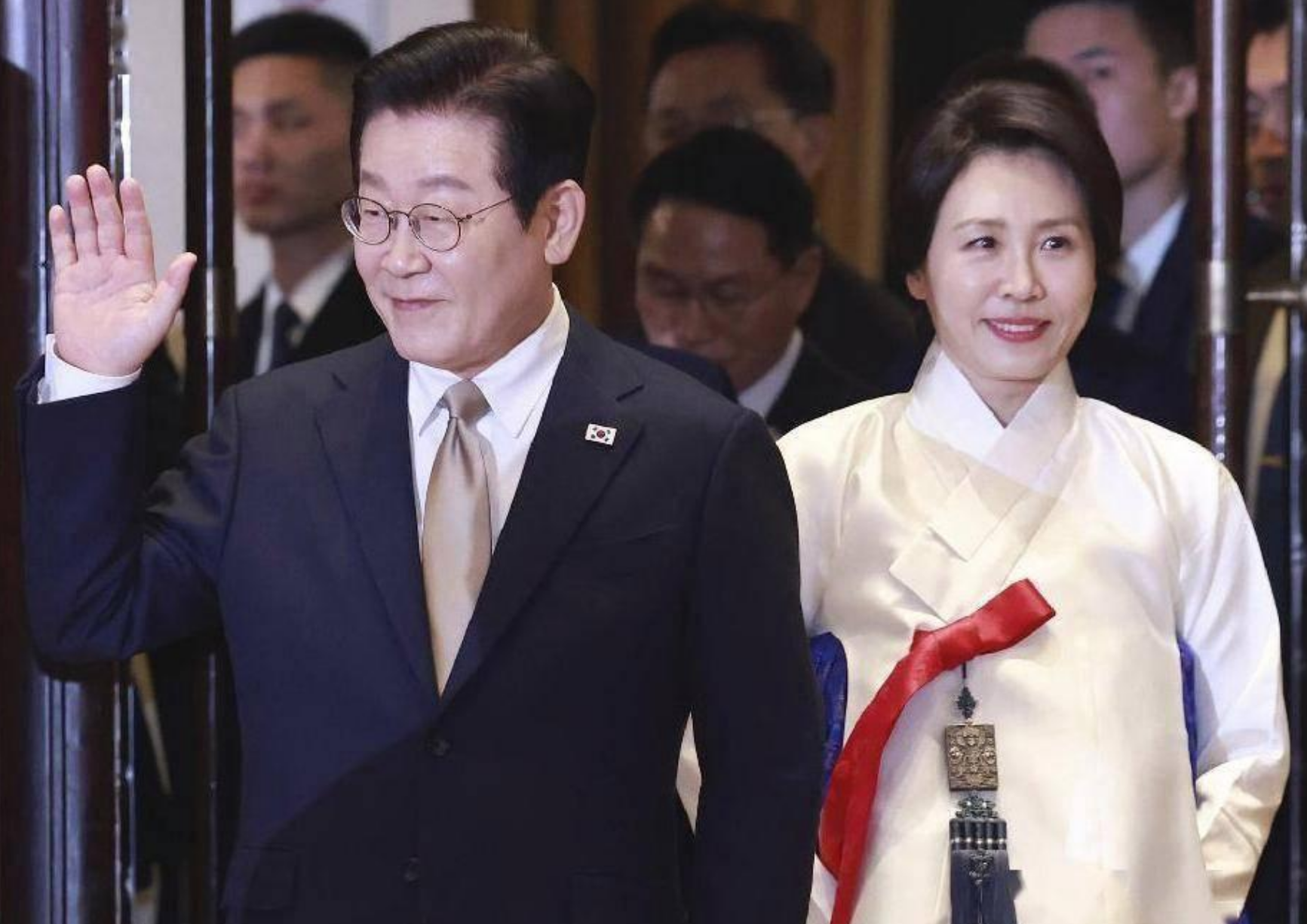 李在明夫人在京穿韩服，优雅亮相侨界晚宴