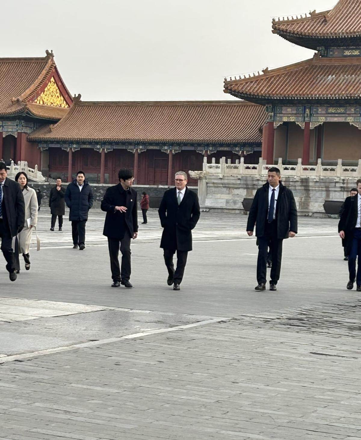 英国首相参观故宫，朝游客微笑打招呼