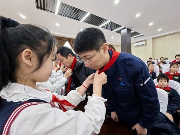 瀋陽市和睦路小學教育集團舉行勞模中隊傳承暨授旗儀式