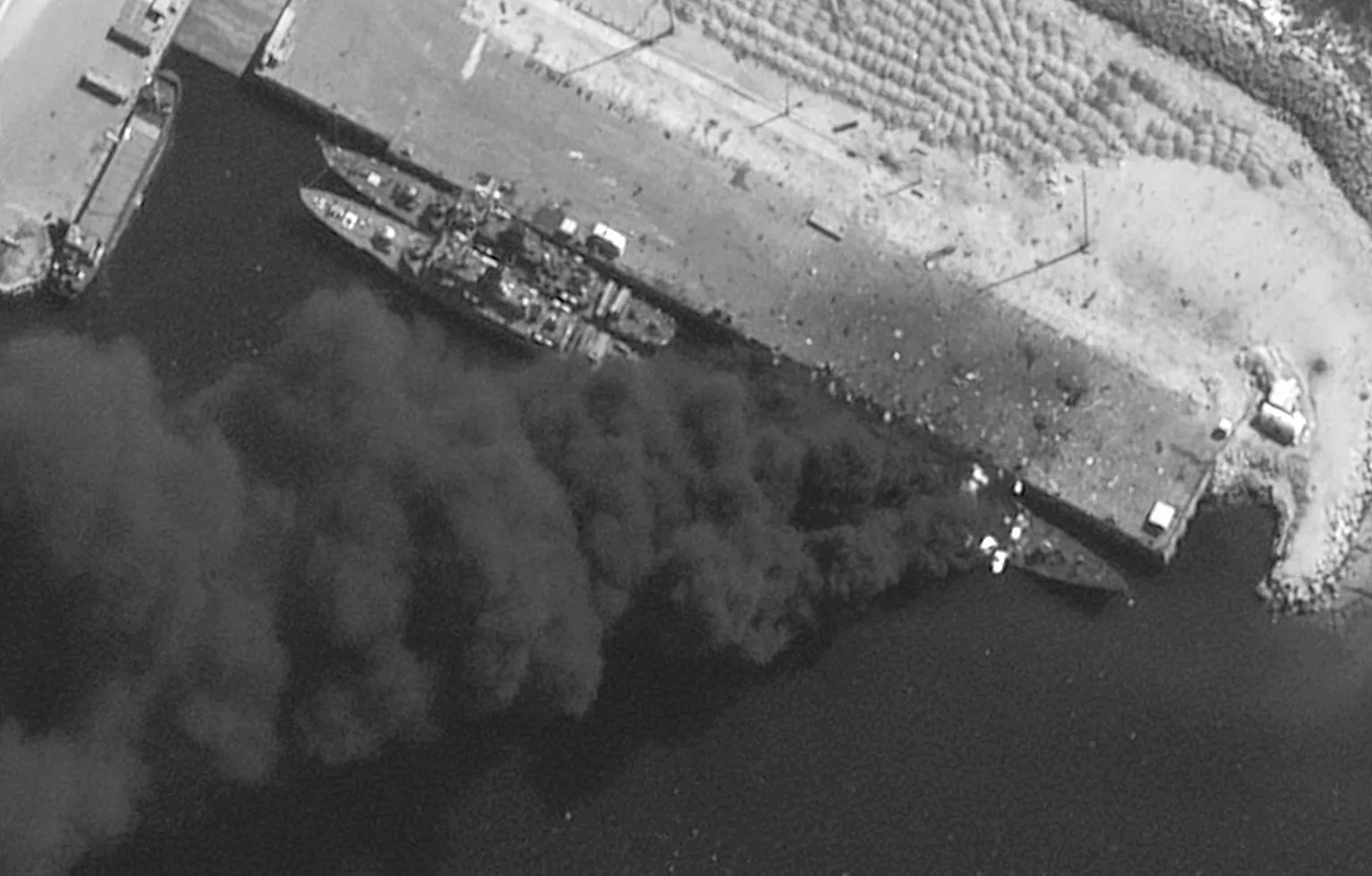 美媒：卫星图像显示，伊朗军舰遭重创