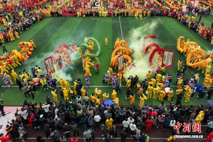 （新春走基层）贵州石阡：80条“仡佬毛龙”齐舞贺新春