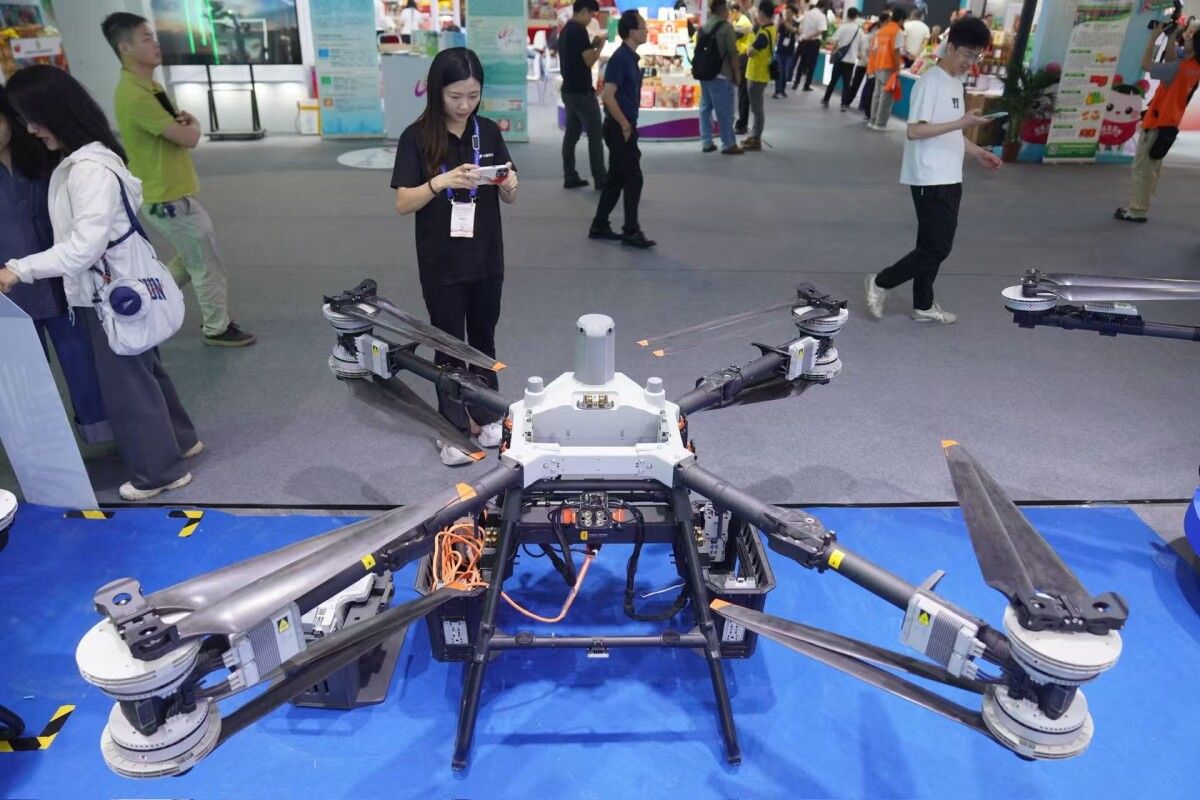 来自深圳大疆创新的农业无人机科技感十足。