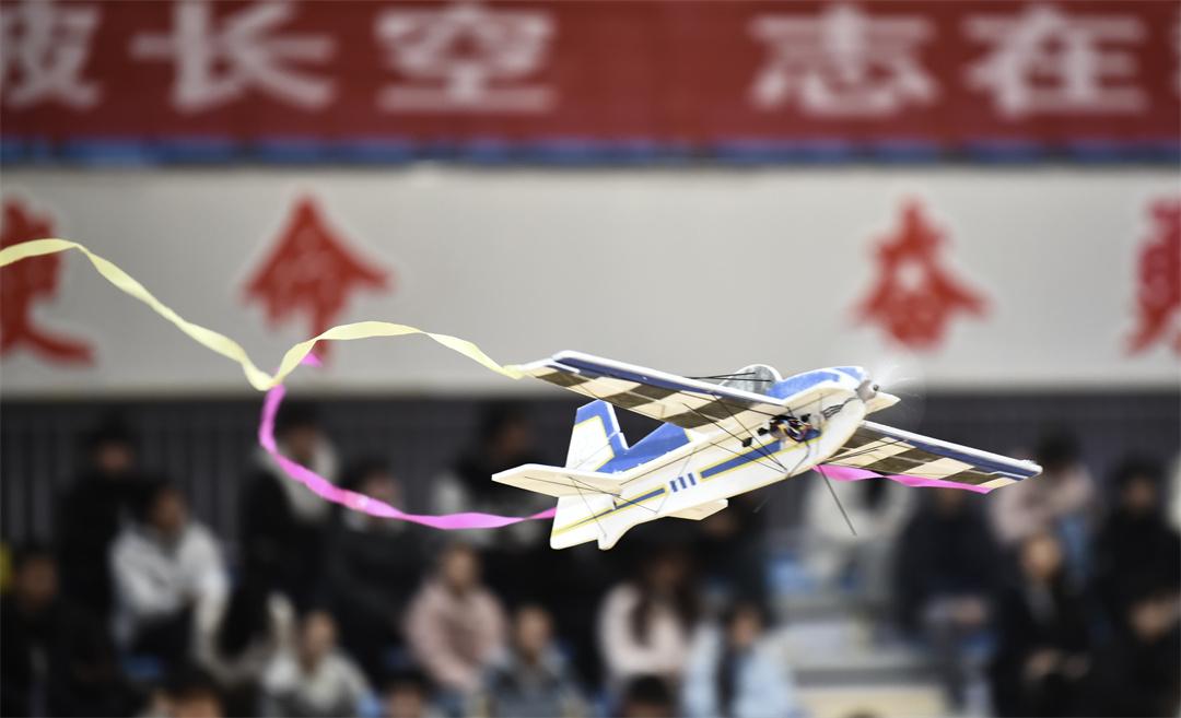 陕西省首届校园无人航空器比赛开幕 点燃青少年科技热情