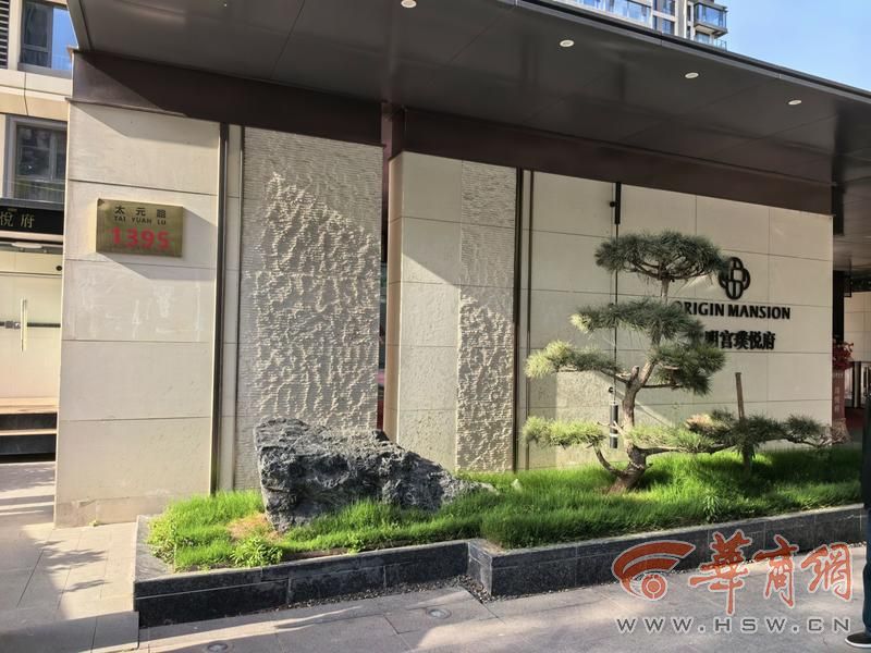 “违建上天入地”：大明宫璞悦府大多数业主还没收房，有人在楼顶搭脚手架准备搞建设，有人已破拆楼板把一楼和地下室连通