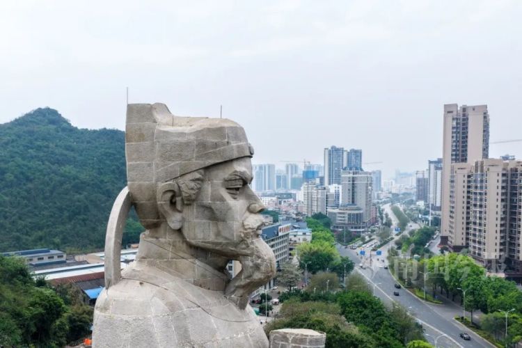 柳宗元雕像右耳内惊现马蜂窝，柳州消防来了个“高空采耳”