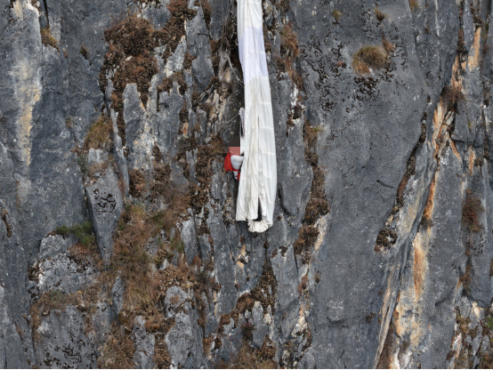 昆明一翼装飞行者挂在“望天崖”峭壁上5小时后获救